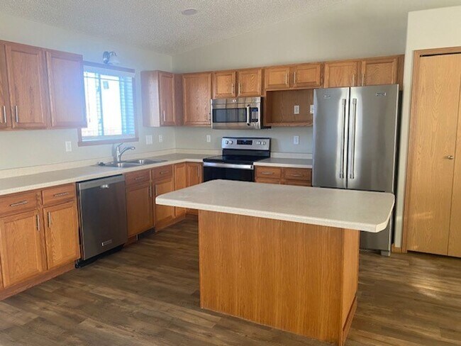 Foto del edificio - Comfortable 4 Bedroom with Garage & Fenced Yard for Rent!