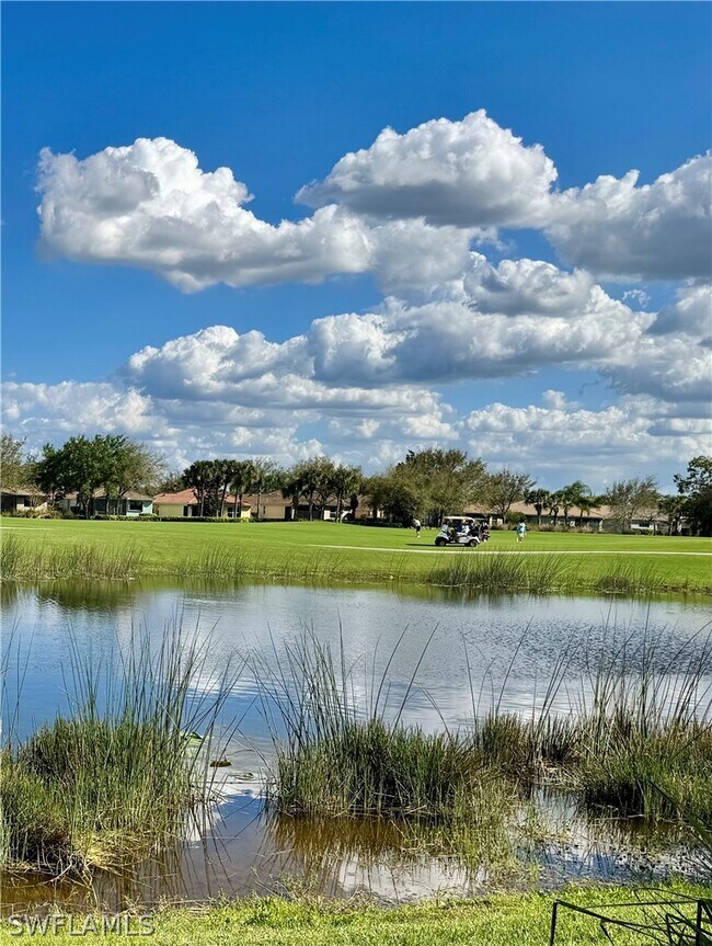 Foto del edificio - 5690 Mayflower Way