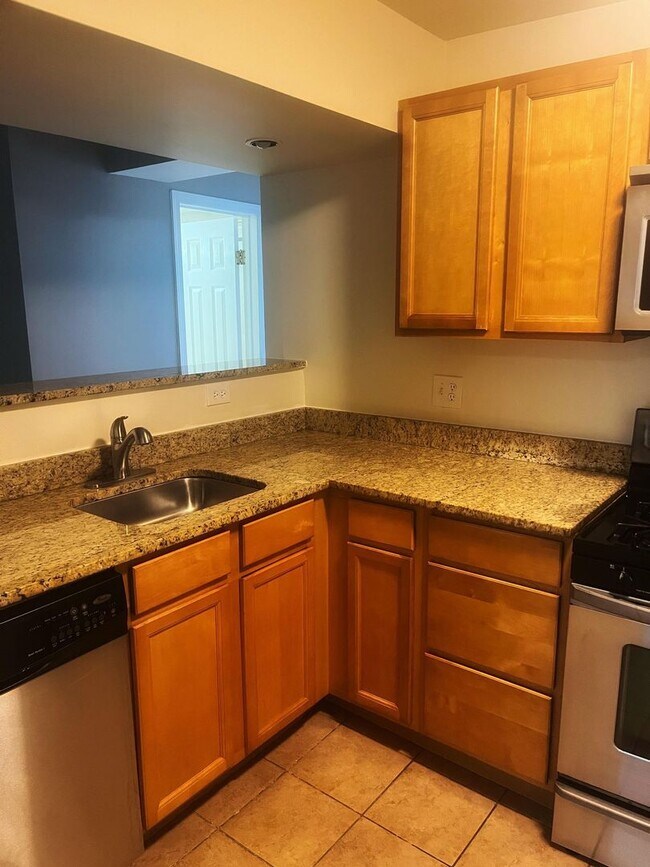 Building Photo - 2 Bedroom 1 Bath in Markham View Condomini...