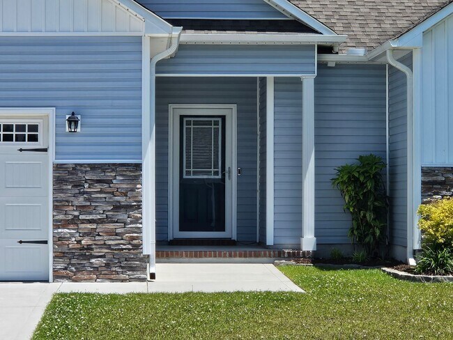 Building Photo - 3 Bedroom, 2 bath unfurnished home located in Bridgeport Community in Sneads Ferry