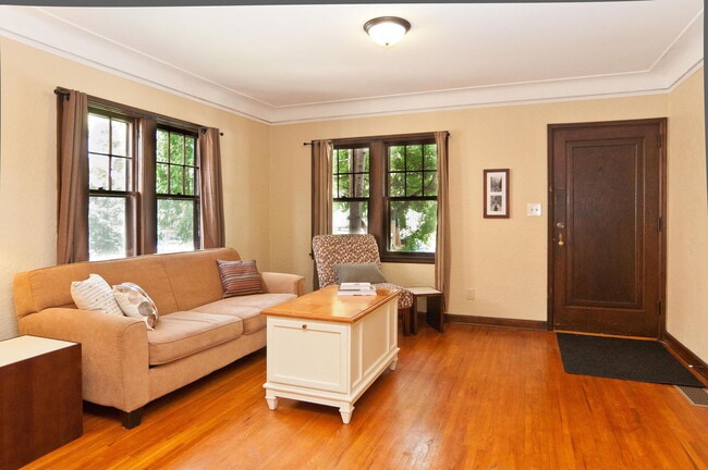 Foto del edificio - Spacious 3-Bedroom Duplex with Garage and 2 bathrooms in Minneapolis!