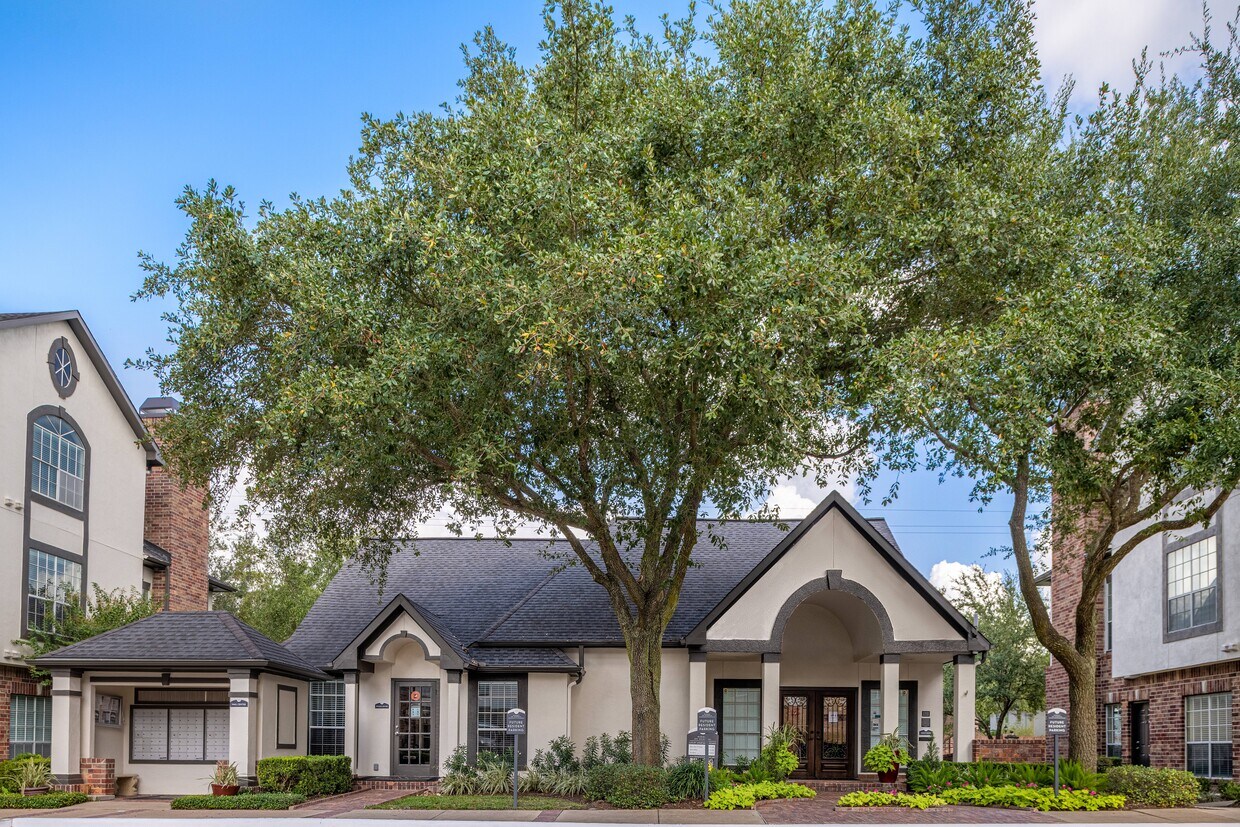 15825 Memorial Dr, Houston, TX 77079