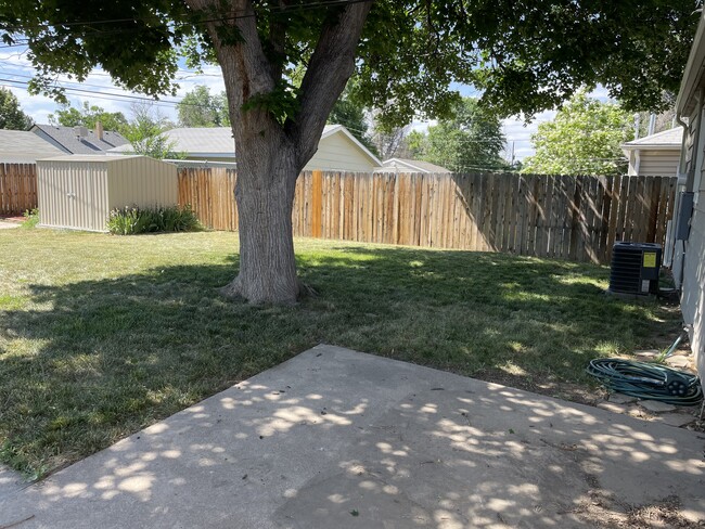 Cobertizo de metal para guardar herramientas y bicicletas. - 1335 Dallas St