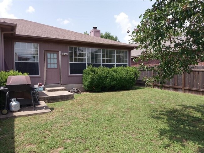 Building Photo - 1041 Disraeli Cir