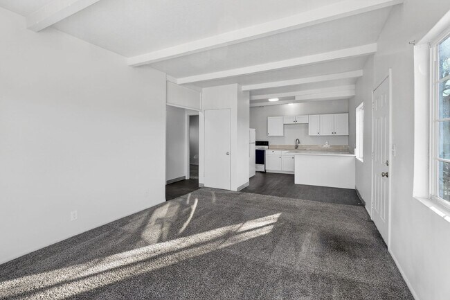 Building Photo - 1106-1112-1112 NE 81st Ave