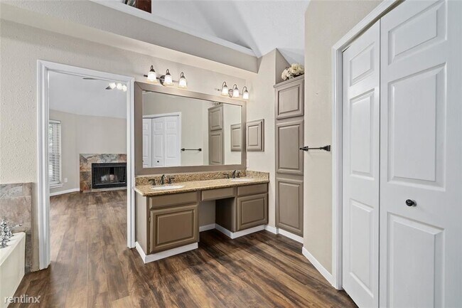 Building Photo - 3 br, 2.5 bath House - 15618 Lago Villa Dr