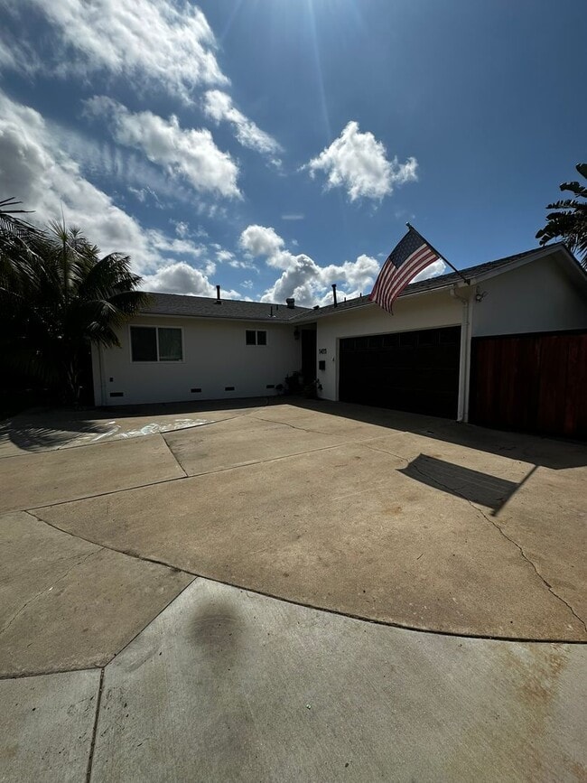 Building Photo - Gorgeous 3-Bedroom 2.5 bath Home with Pool AND close to the beach!