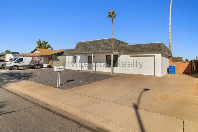 Building Photo - 3628 W Altadena Ave