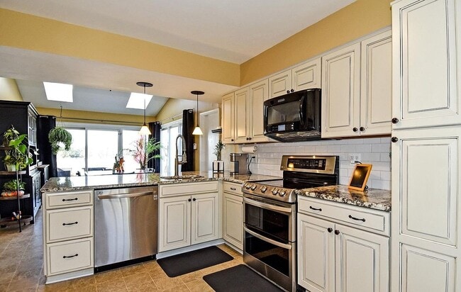 Building Photo - 13926 Deviar Dr