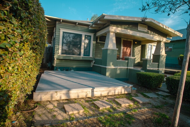 Building Photo - 137 25th St