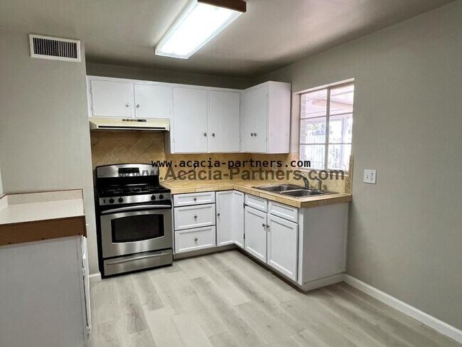 Building Photo - Four Bedroom Home in Silverbell Terrace