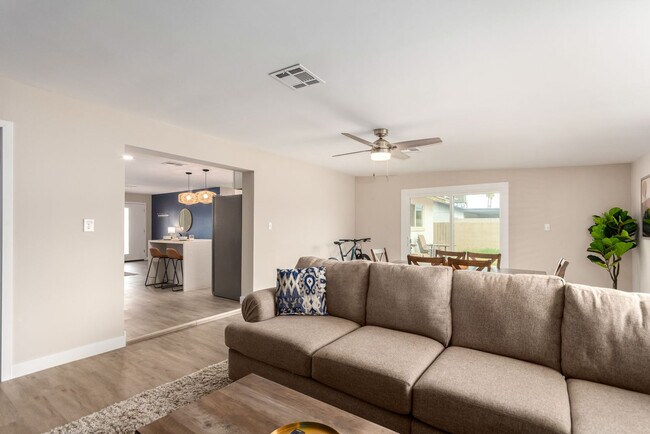 Foto del edificio - 955 E Marigold Ln