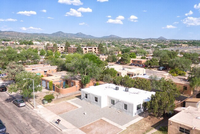 Building Photo - 1874 Vista del Sur