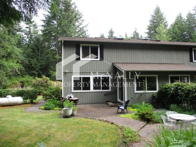 Building Photo - Charming 2 Bedroom 2 Bath Duplex