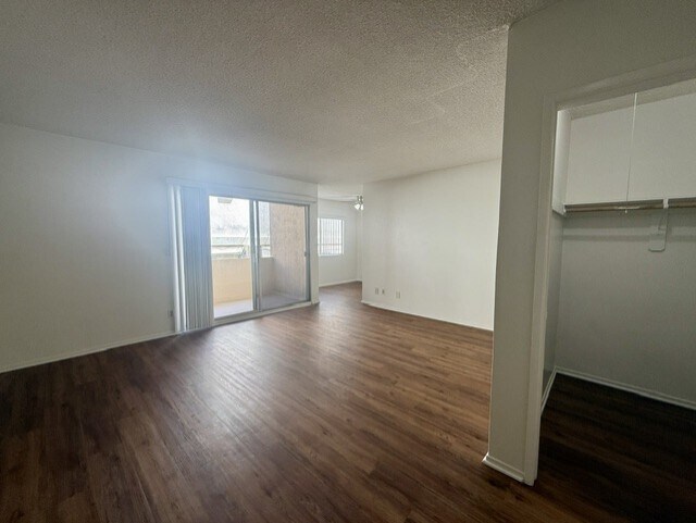 Sala de estar + Armario de almacenamiento + Balcón + DA - 1330 Centinela Ave