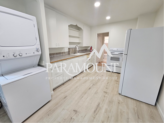 Building Photo - Newly Remodeled 1 Bedroom in a Great Locat...