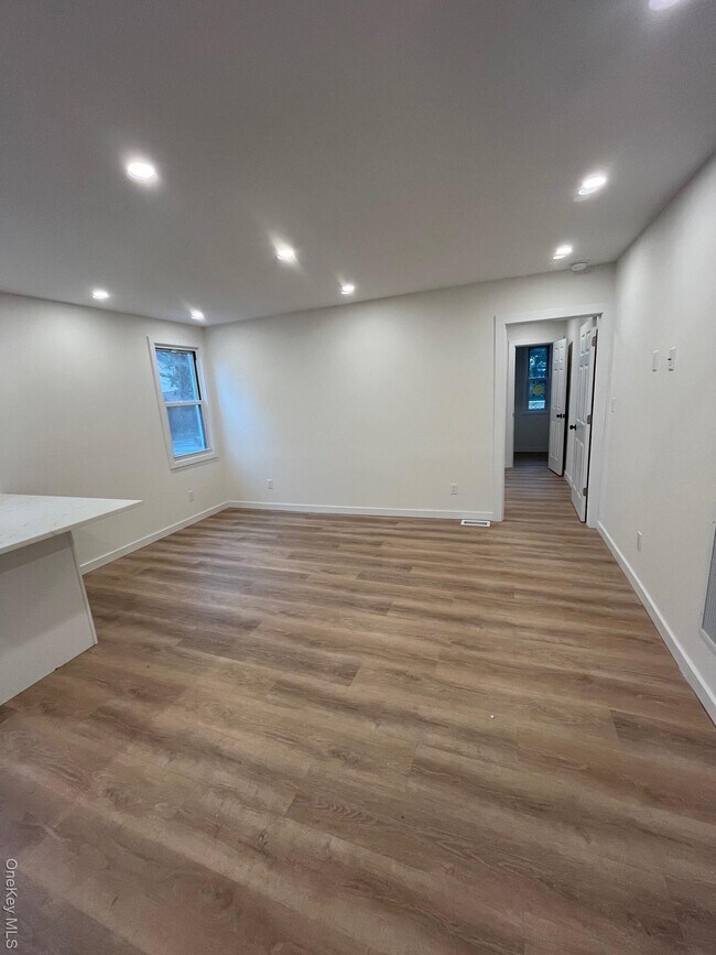 Foto del edificio - 12 Backman Ave