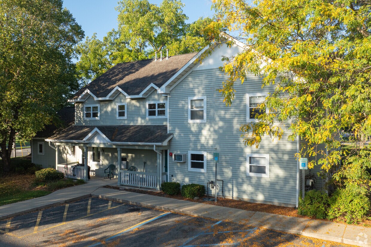 Building Photo - Genesis East Apartments