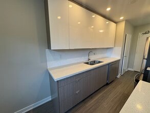 Building Photo - 150 Colborne Av