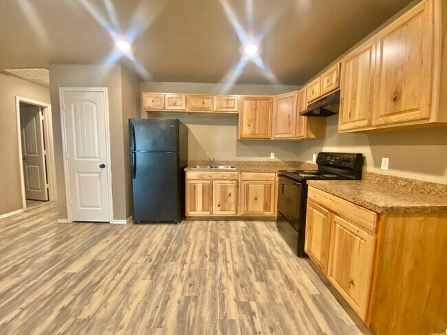 Foto del edificio - 3 bed and 2 bath available near Estacado H...