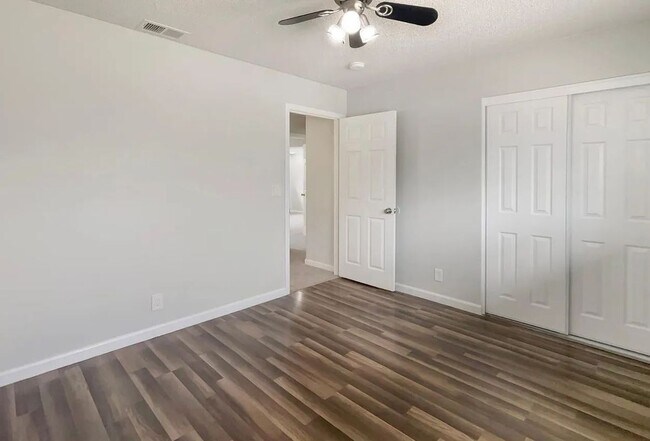 Building Photo - 5921 Hillsdale Blvd