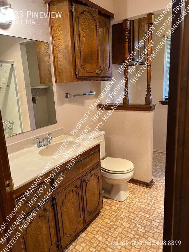 Building Photo - For Rent: Charming 3 Bed, 1 Bath with Gara...