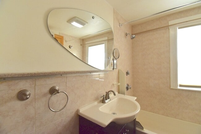 Building Photo - 12 Parmenter Pl