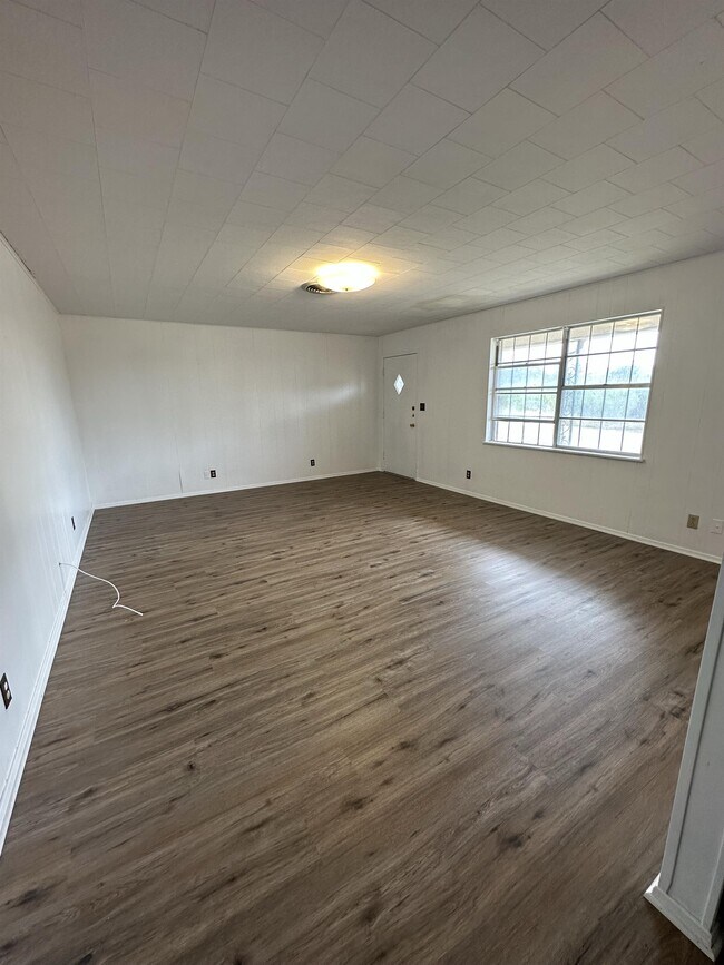 167 Northwest Dr Unit 10, Fredericksburg, TX 78624 Room for Rent in