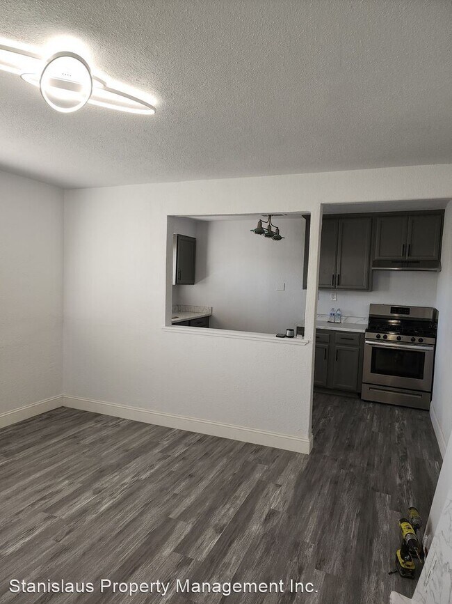 Building Photo - 3 br, 1 bath House - 424 E. Coolidge Ave
