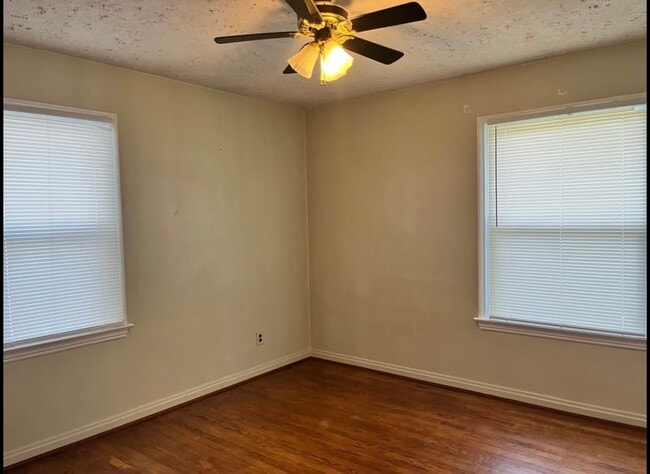 Foto del edificio - 1135 Harwood Rd