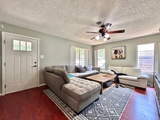 Building Photo - 3 BR / 2 BA Home for Rent