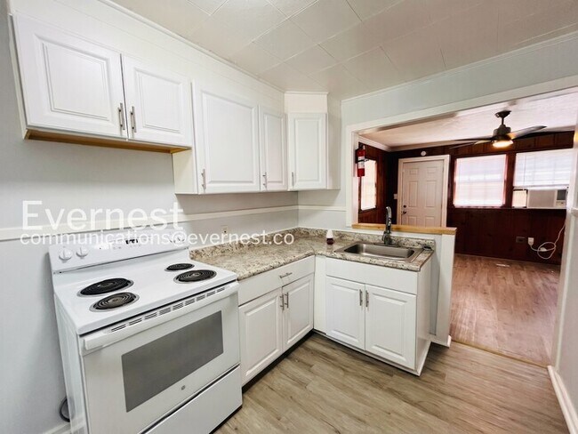 Foto del edificio - 521 Launcelot Rd