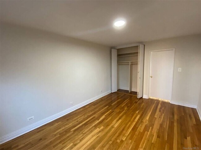 Foto del edificio - 67-15 102nd St