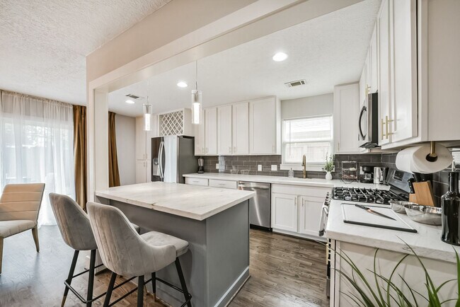 Foto del edificio - 5719 Viking Dr