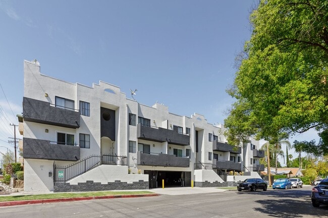 Building Photo - Gorgeous 2 Bed/2 bath apartment in excelle...