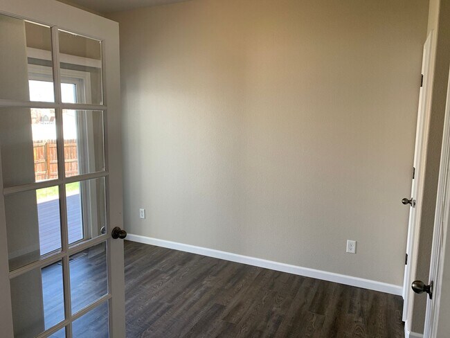 Foto del edificio - 4 BEDROOM, 3 BATHROOM SINGLE FAMILY HOME WITH 2 CAR ATTACHED GARAGE