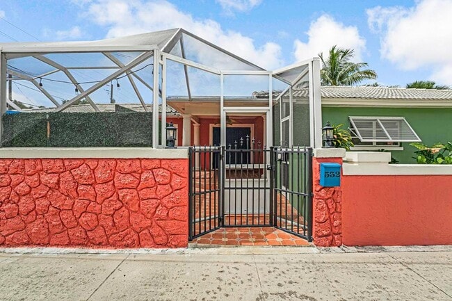 Building Photo - 532 N Palmway