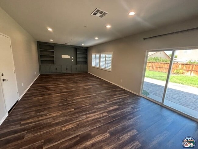 Building Photo - 642 Las Lomas St