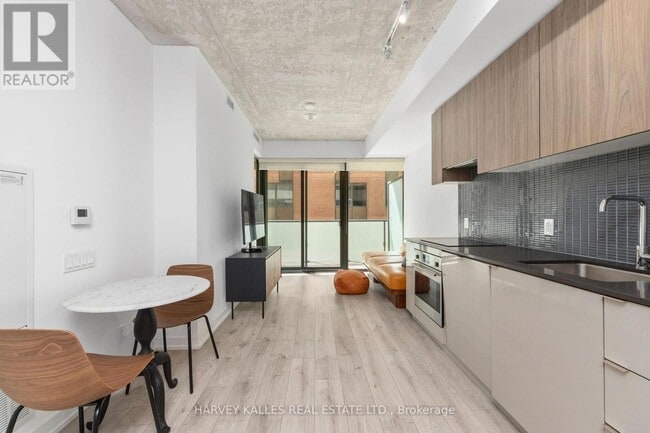 Building Photo - 161 Roehampton Ave