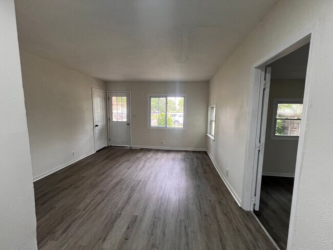 Foto del edificio - Charming 3 Bedroom 1 Bath For Rent Northeast Wichita, KS