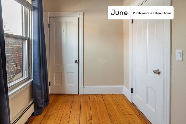 Building Photo - Private bedroom in 4 bed/1 bath Home