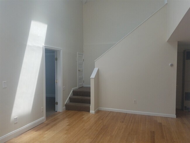 Foto del edificio - 852 Lafayette Rd