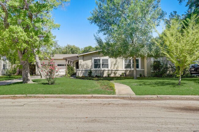 Building Photo - 3-BEDROOM IN NORTHRIDGE, AHISD