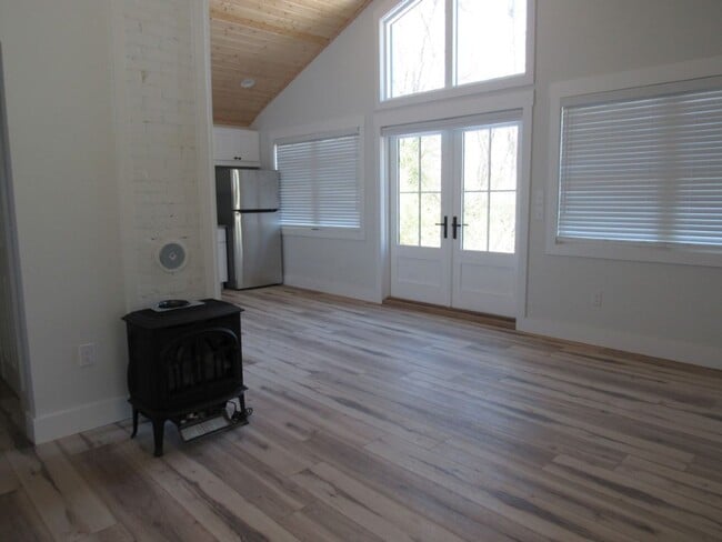 Building Photo - $1,800 - 2 Bed/2Bath Newly Renovated Unfur...