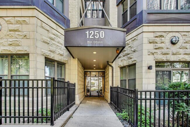Foto del edificio - 1250 S Indiana Ave