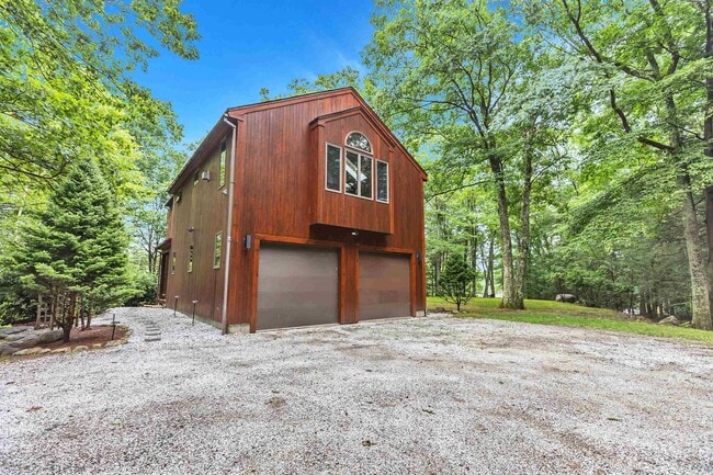 Building Photo - 10 Kendall Hill Rd