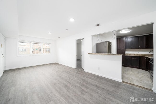 Building Photo - 392 College Dr