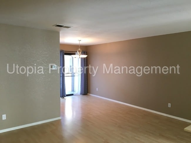 Building Photo - Gorgeous North Clairemont Town-home!!