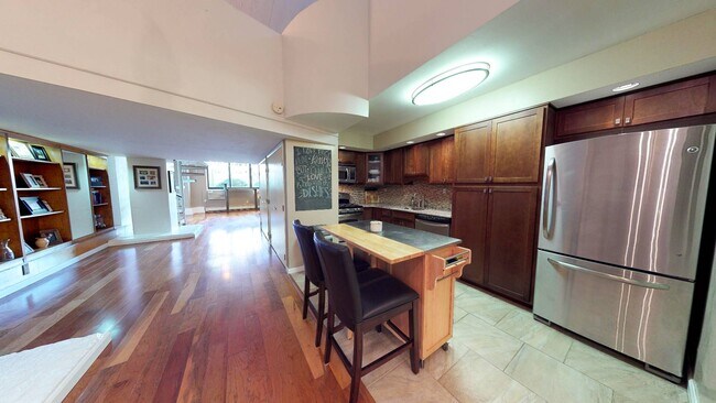 Building Photo - 10 Bay St Landing