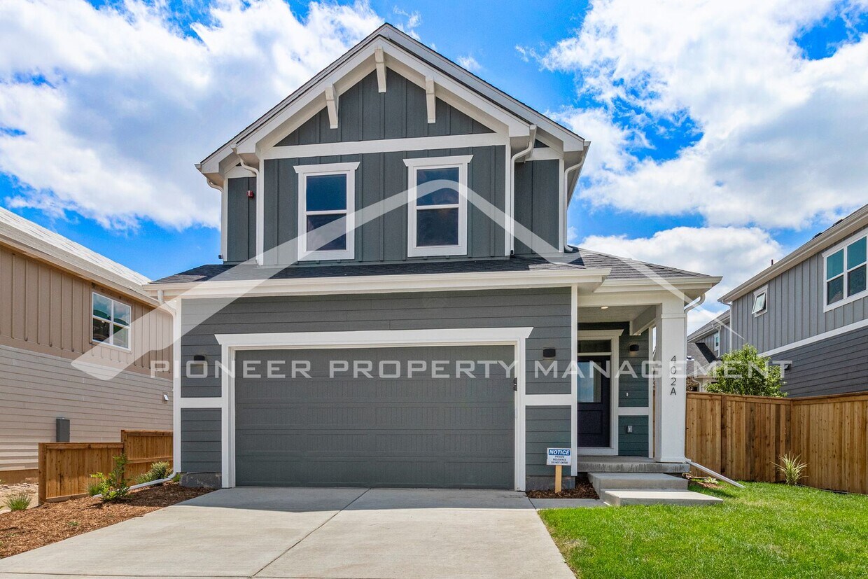 Primary Photo - Beautiful Home with 2 Car Garage and Centr...